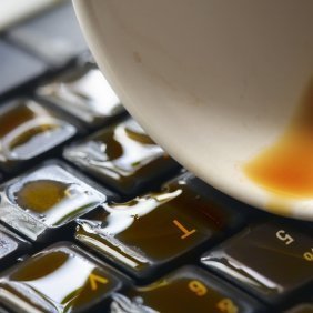 Zalanie laptopa kawą z cukrem